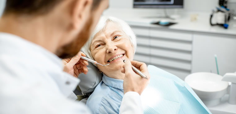 motivos-por-los-cuales-se-caen-los-dientes-en-personas-adultas