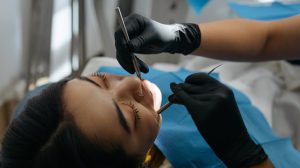 ¿Por qué es necesario una cirugía para poner implantes dentales?