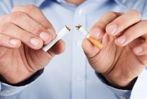 ¿Por qué el tabaco es un factor de riesgo para el implante dental?