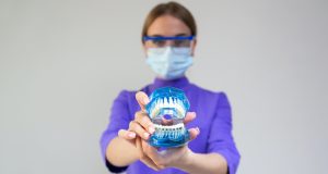 Tengo gingivitis ¿Puedo ponerme un implante dental?